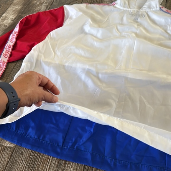 Coca-Cola Women or men
Windbreaker Jacket Size 2XL
Lightweight Pullover hood - Picture 12 of 15